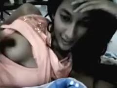 Webcam solo with an Indian hottie flashing her boobs